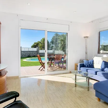 Villa Sleeps 6 *